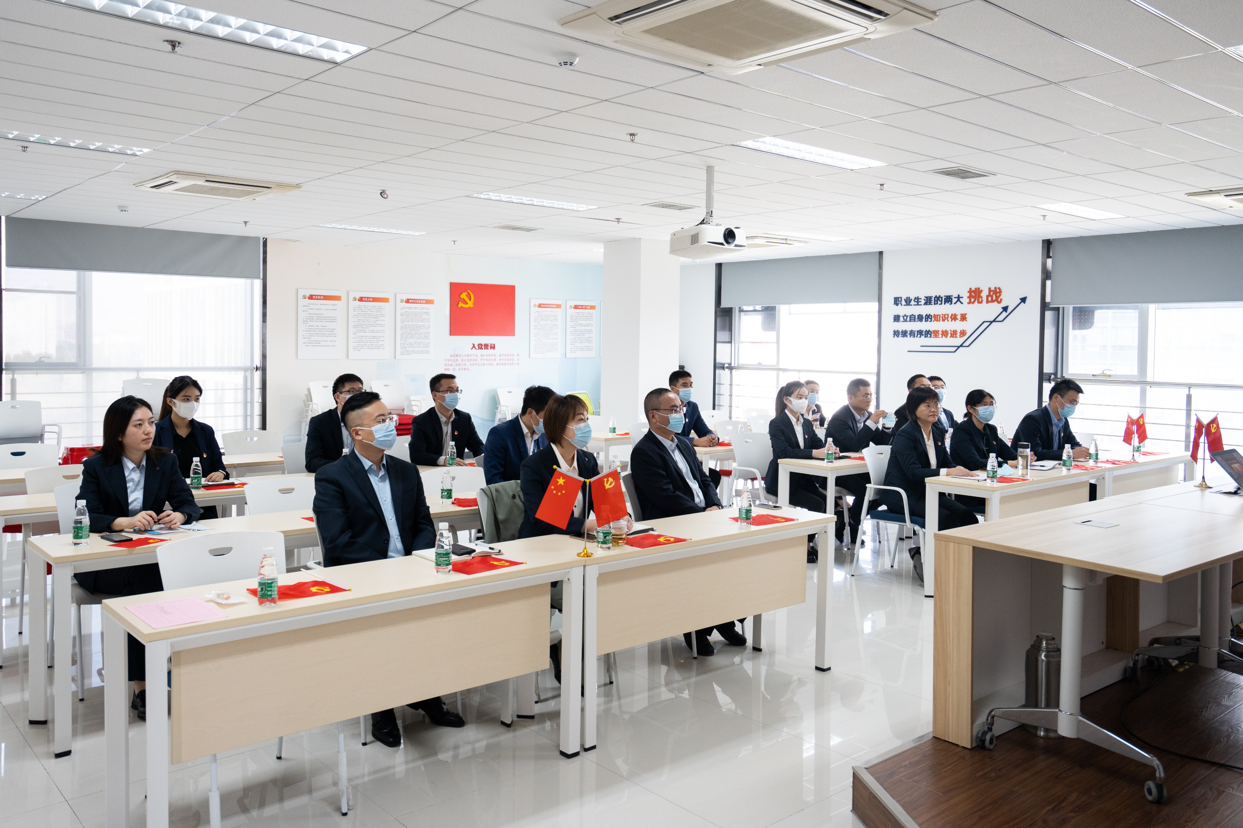 中国声谷运营单位集中收看*党**的二十大开幕会