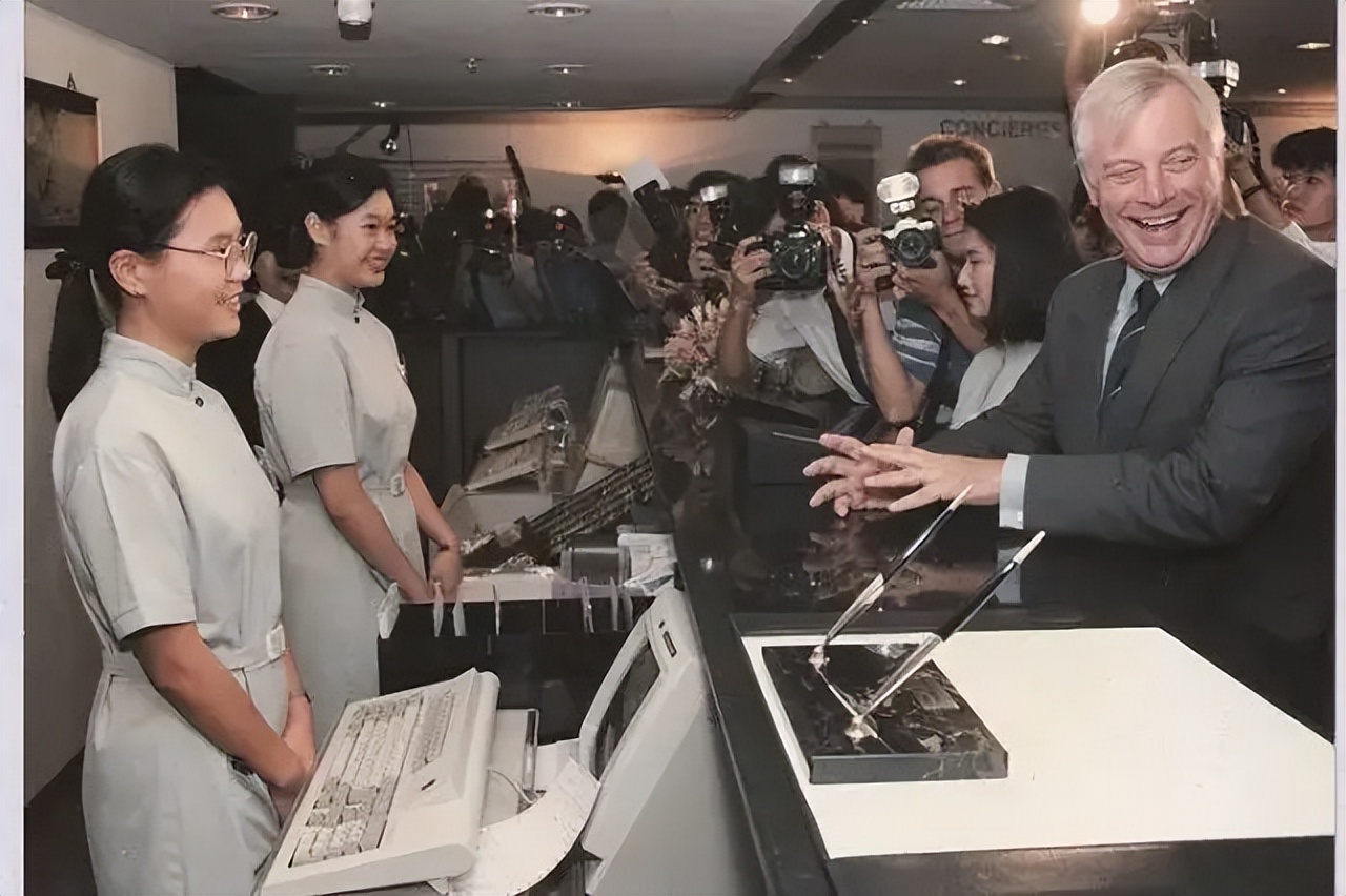 1997年香港回归场景：彭定康仰天含泪，“港督”女儿哭得难以自拔