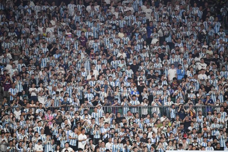 梅西回应冲进场拥抱梅西,梅西北京比赛时被球迷闯入拥抱