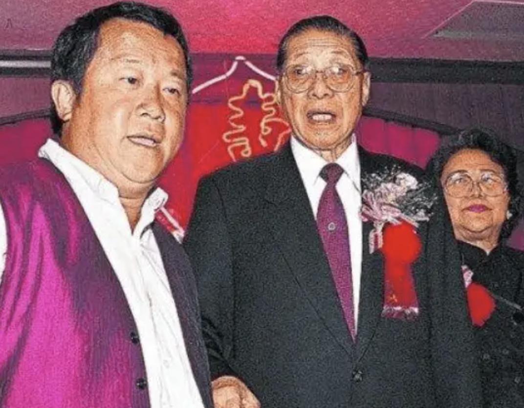 一个吴亦凡消失,无数个“吴亦凡们”被曝光,是娱乐圈的“悲哀”