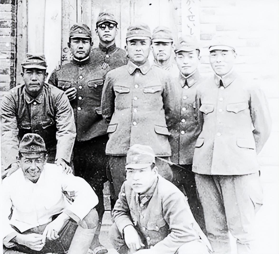 日军侵华老照片：女子自愿脱衣服让洋人拍摄，女孩拍下大尺度照片