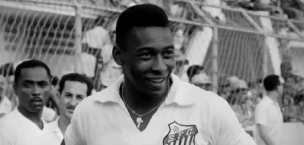 从光脚踢布条缠成的足球到成为球王，我用这部7.7分的电影缅怀他