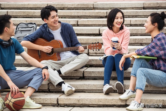 五行里面生肖狗跟生肖鸡合吗,生肖鸡与生肖狗合得来吗