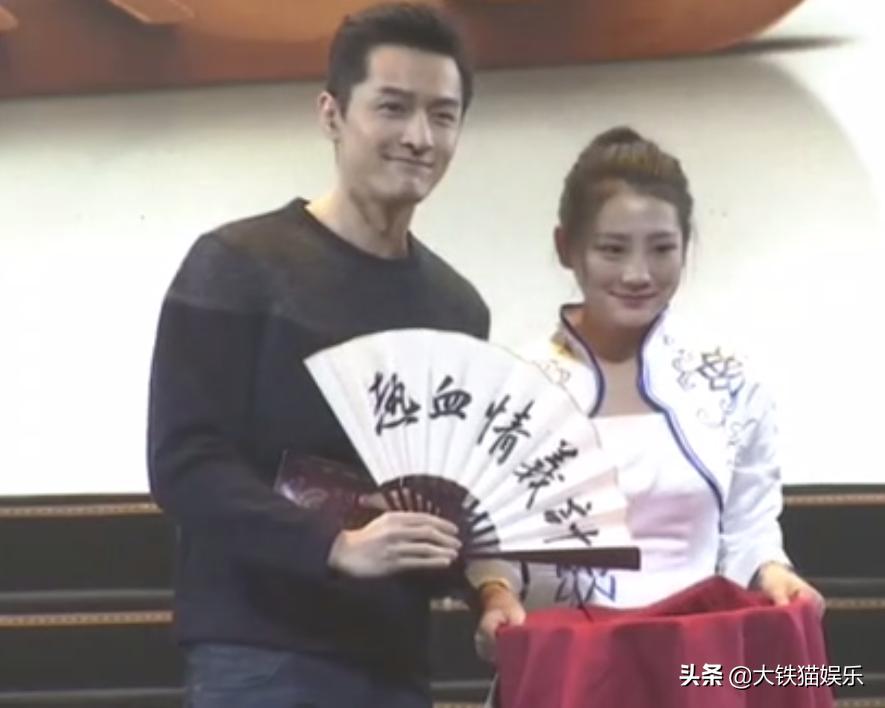 胡歌为礼仪小姐姐化解尴尬娱乐,胡歌帮礼仪小姐解围对比