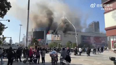 南京百货大楼失火江苏消防救援,南京一商场火灾仍在扑救