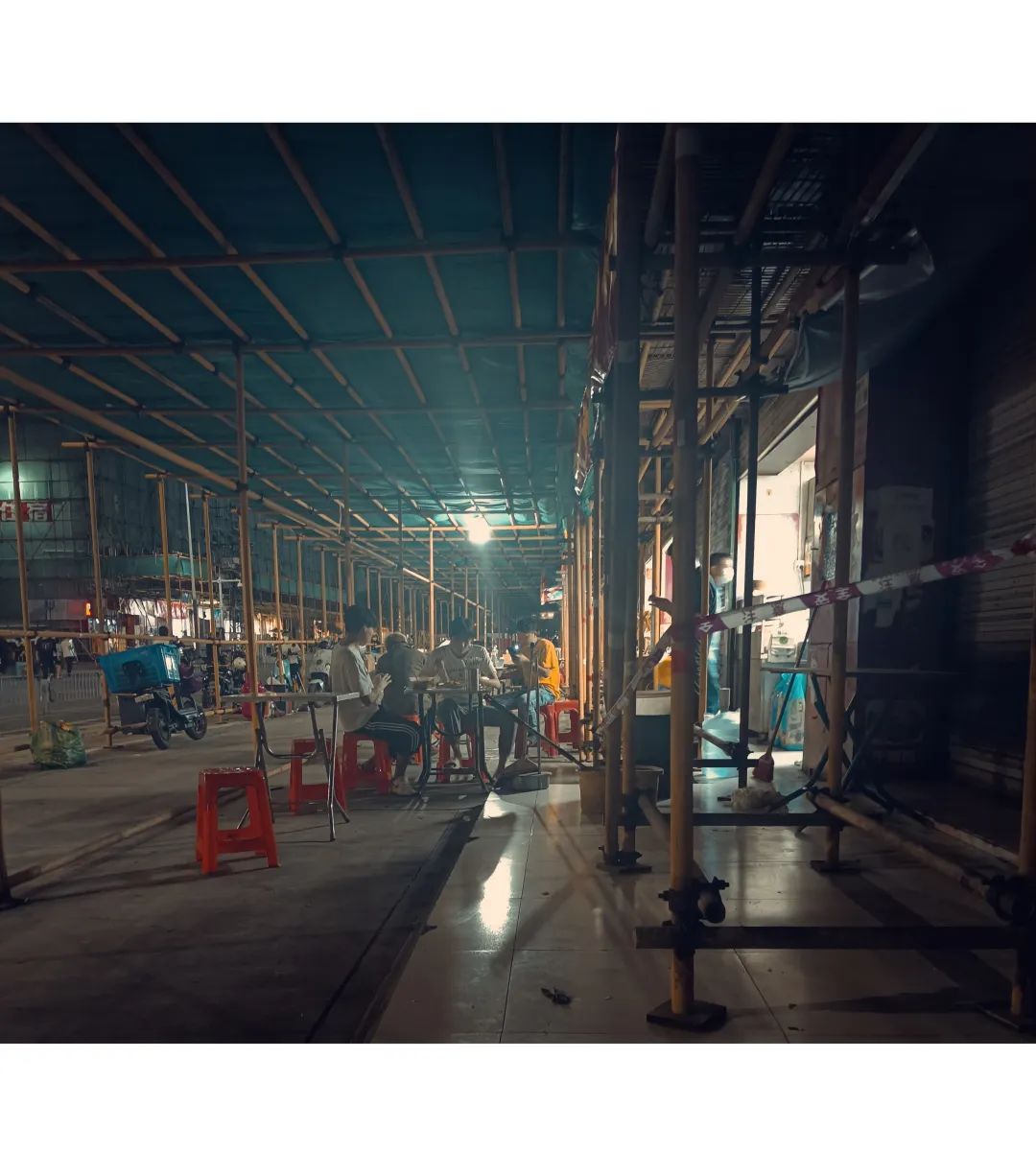 三和青年调查实录：龙华汽车站，这里是深圳最特殊的地方