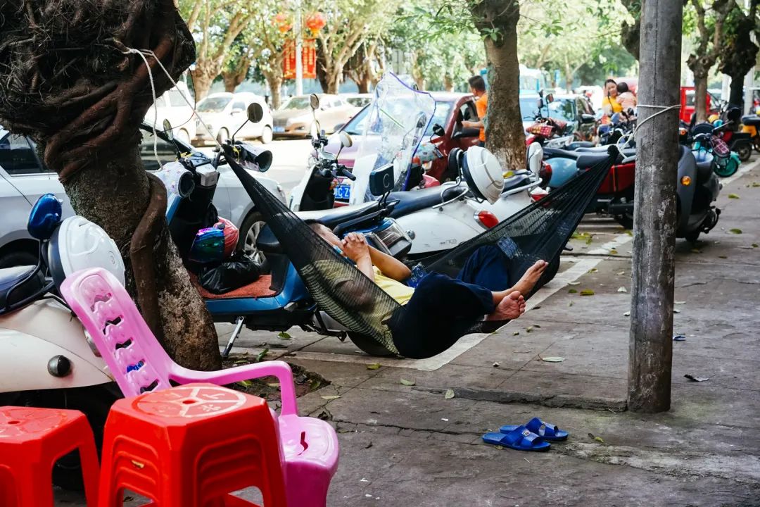 早餐烤乳猪，海鲜论盆卖？这座海岛小城舒坦得有点离谱了