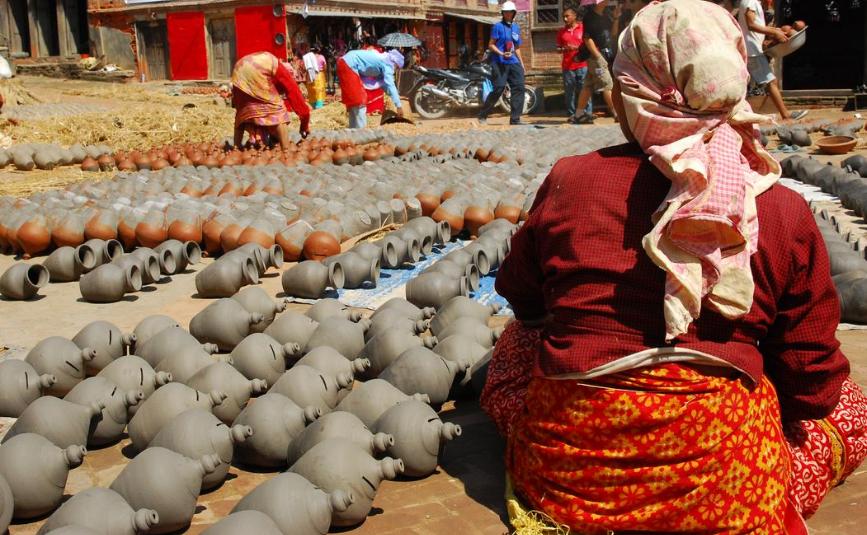 尼泊尔“肾谷”：村民拿命换钱，卖肾钱发财买房，人均身负一道疤