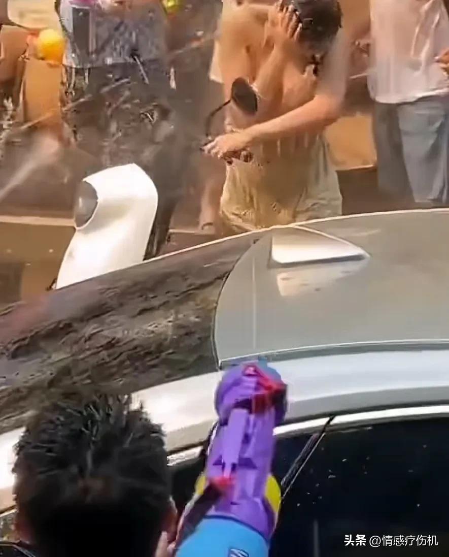 扒衣式泼水节，还能“活”到明年吗？