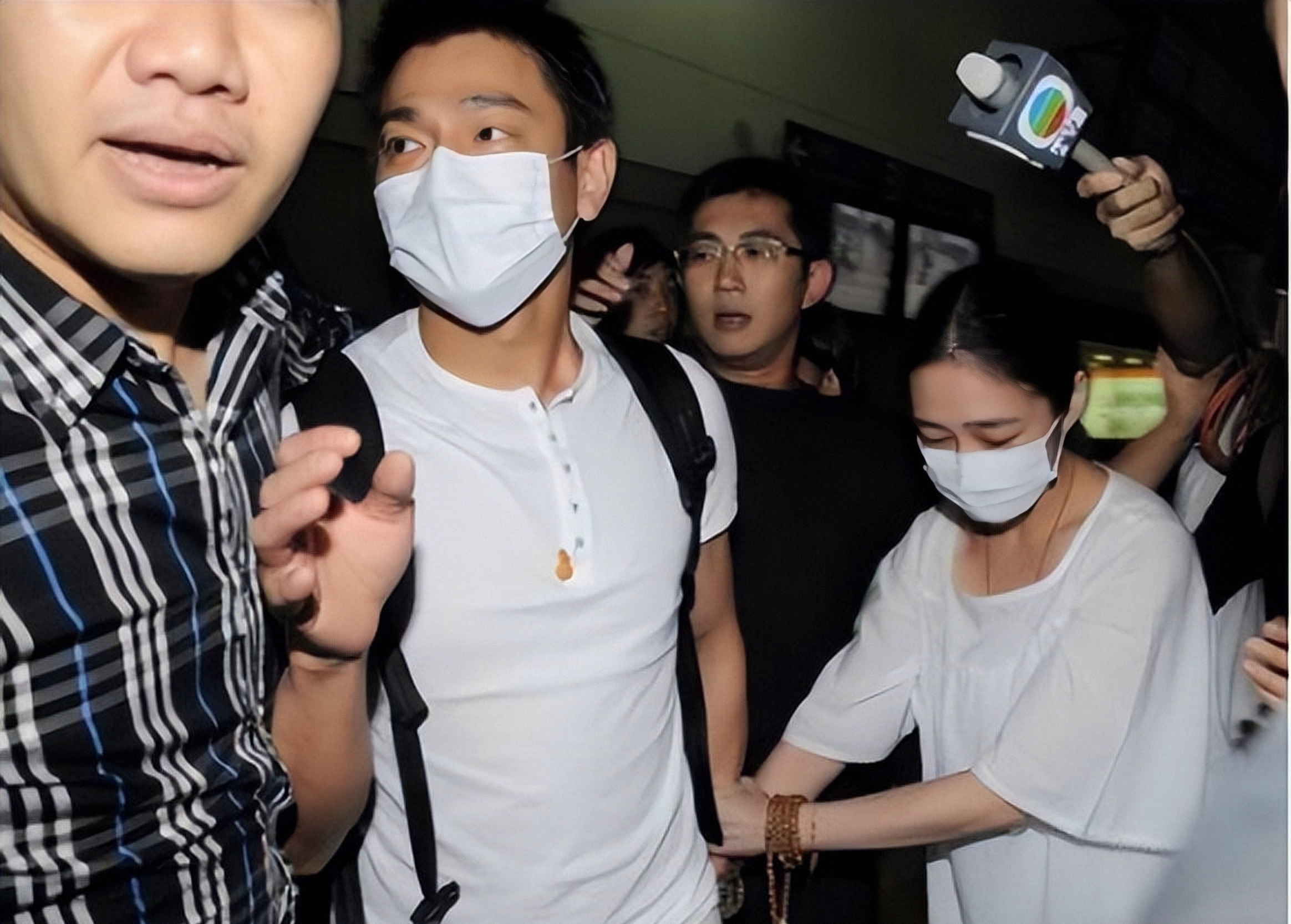 富家千金私自生下孩子,富家千金意外怀孕却被穷小子抛弃