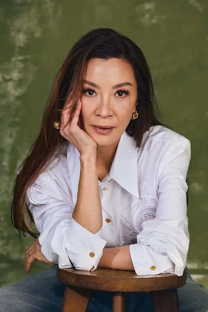 杨紫琼大衣配高筒靴穿搭,杨紫琼穿丝绒大衣图片