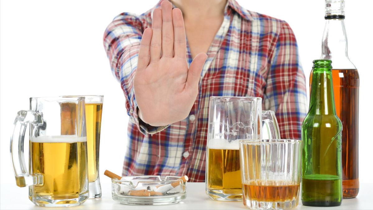 左胸口隐隐作痛一阵阵刺痛几秒,左胸老是刺痛几秒是心脏病吗