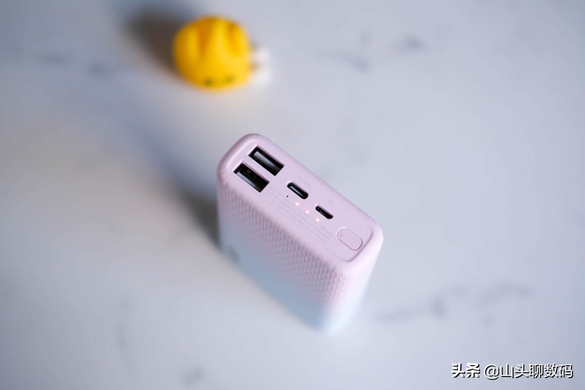 zmi自带线充电宝测评,zm快充移动电源