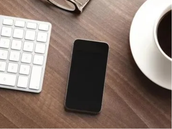 手机放桌上应该正放还是反放,为什么手机放桌上屏幕一定要朝下