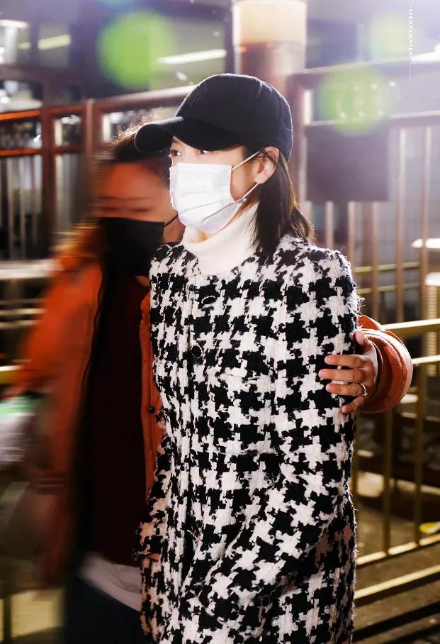 赵丽颖和张小斐同台穿的衣服,张小斐赵丽颖粉色大衣