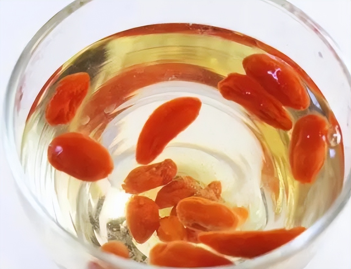 男人喝枸杞水能降血糖吗,长期用枸杞泡水喝是养肾还是伤肾