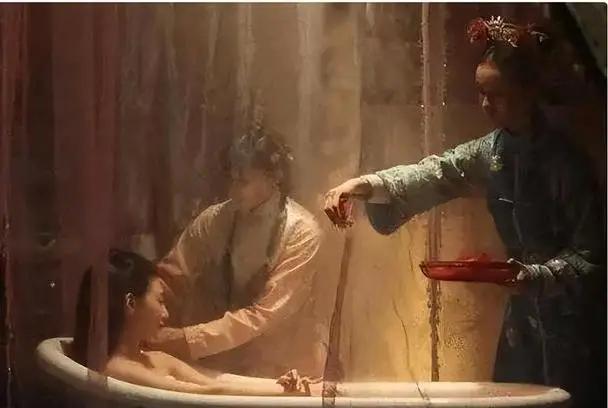 古代为什么太监伺候娘娘沐浴更衣,古代太监都是伺候哪些沐浴更衣