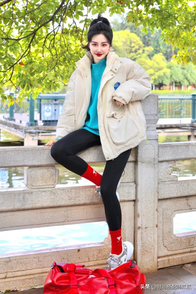 女人不管多懒，穿打*裤底**也别配运动鞋！瞧潮人这样穿，多时髦高级
