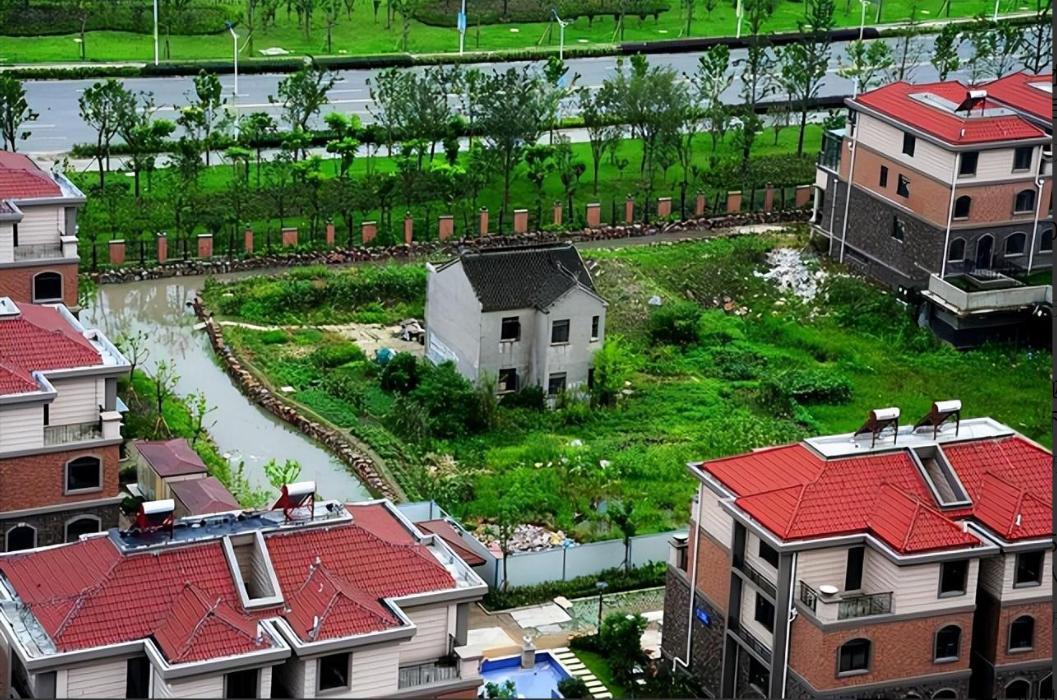 苏州钉子户被豪宅包围荒废,江苏苏州最牛钉子户现在拆了吗