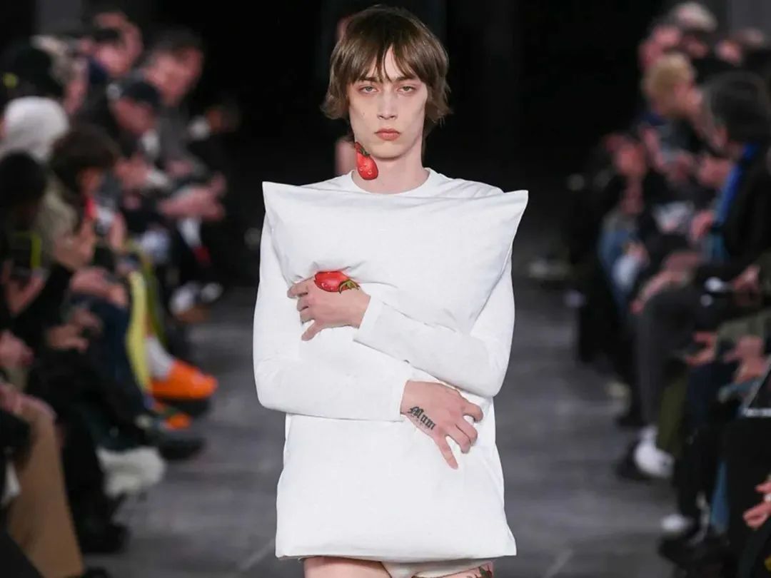 巴黎时装周男模体态,巴黎时装周2019泳装秀