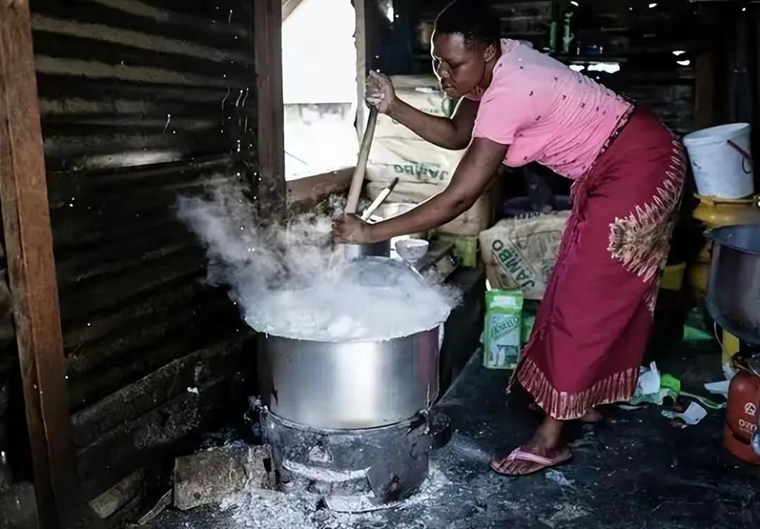 还没足球场大的非洲小岛，住了1000个居民，其他人还拼命往这里挤