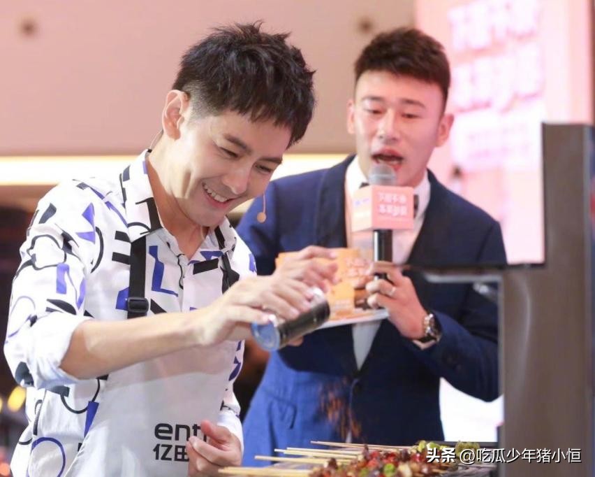 林志颖参加活动拄拐吗,44岁林志颖出席活动如小鲜肉