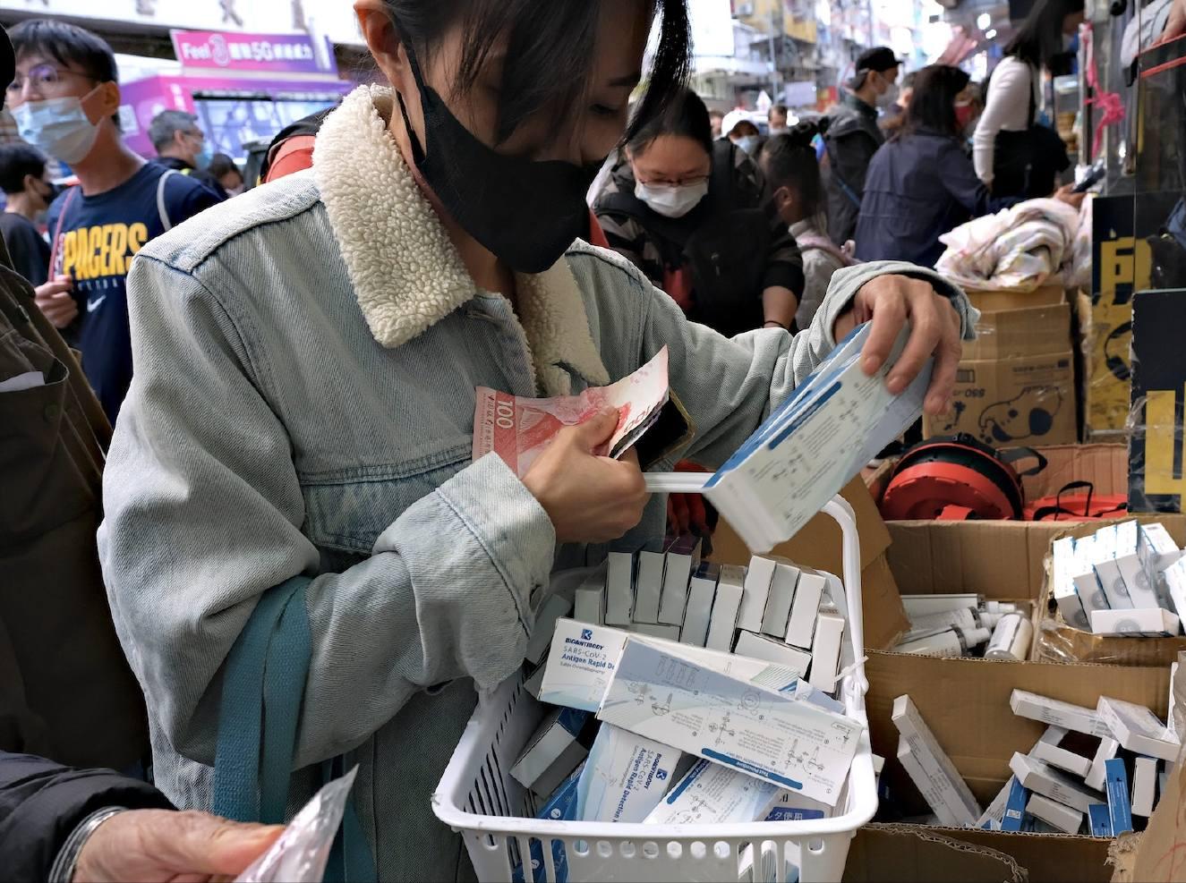 香港药店卖断货港人抢购药品寄回内地网友点赞同心抗疫
