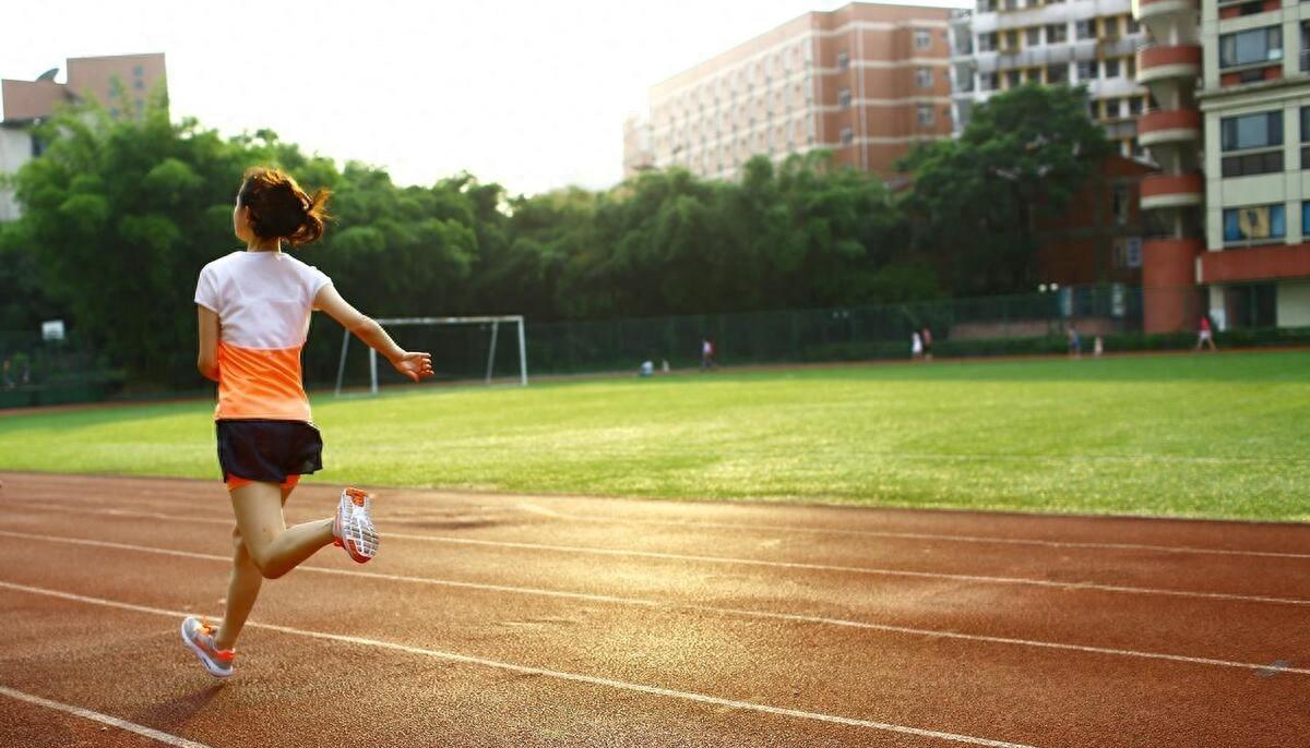 沐浴时，男友提出让我在“花园”上纹上他的名字，来证明我爱他