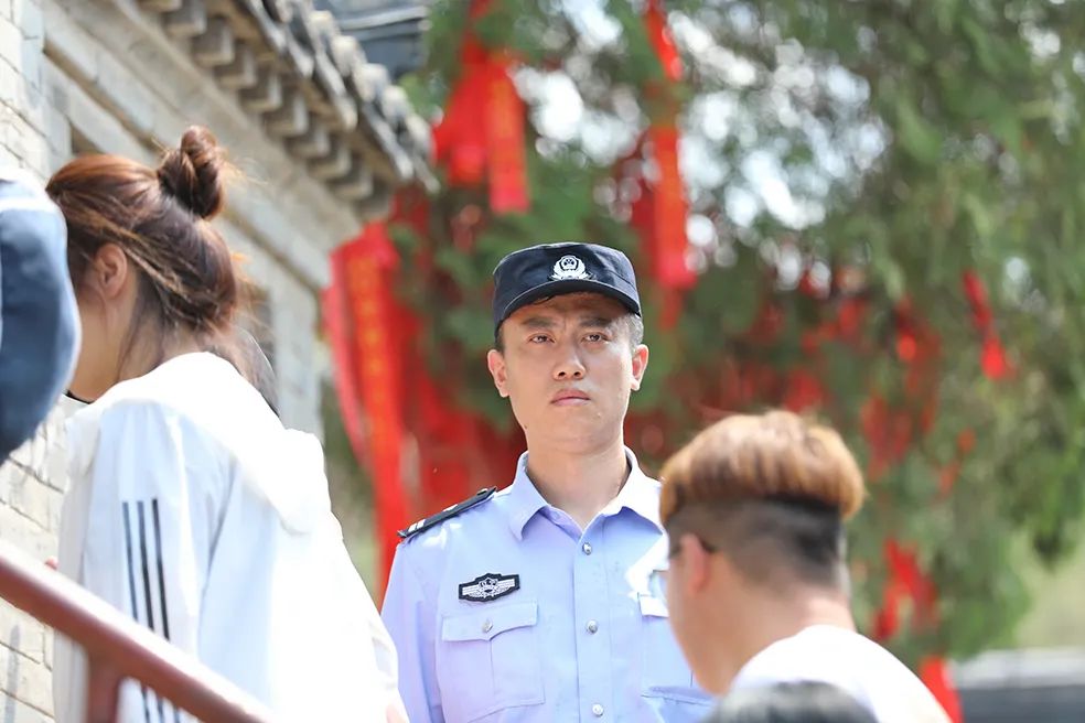 高温下他们仍在坚守训练,高温炙烤他们全副武装轮班坚守