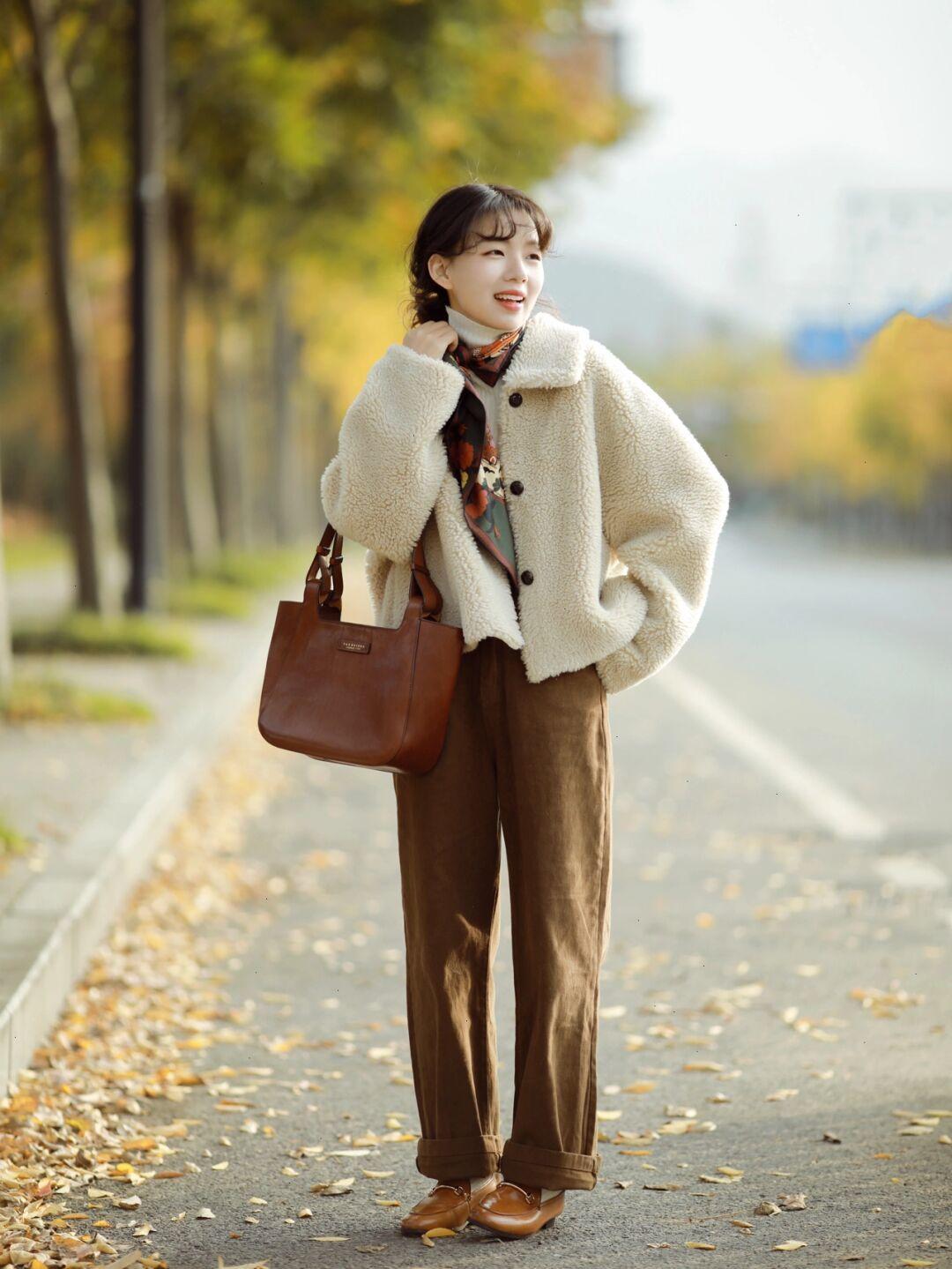 毛毛外套还流行吗,很流行的羊羔毛外套搭配