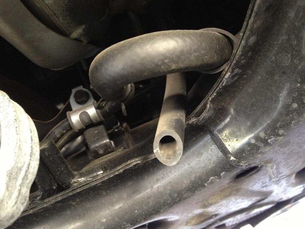 奇骏天窗漏水后车内积水如何处理,汽车内漏水车内有水怎样处理