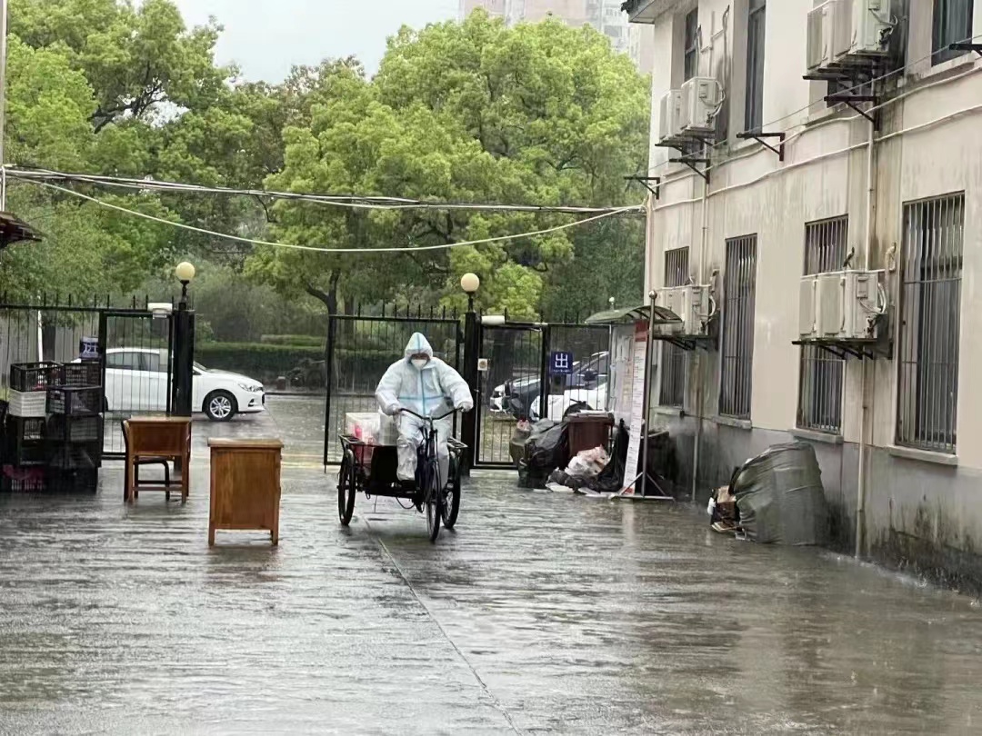 疫情里的大学校园：院长骑三轮车送饭，辣味零食成”硬通货“，上厕所要排号