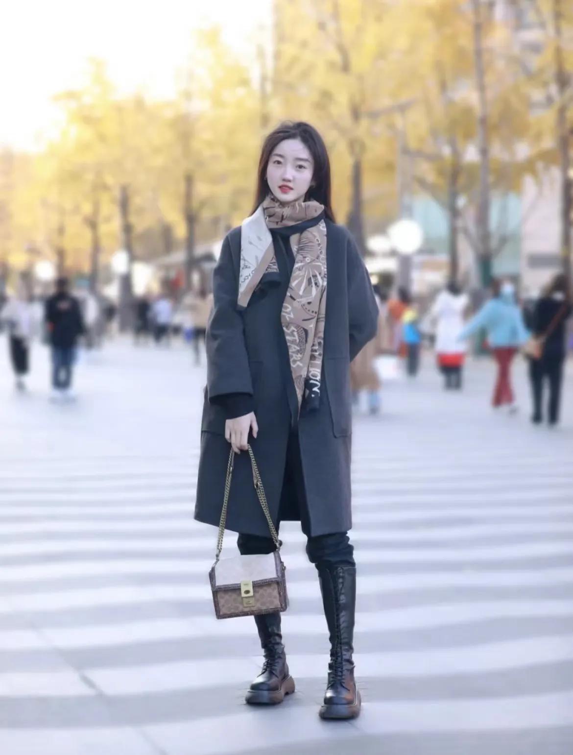 coachbeat包街拍,大号粉色coach包怎么搭配