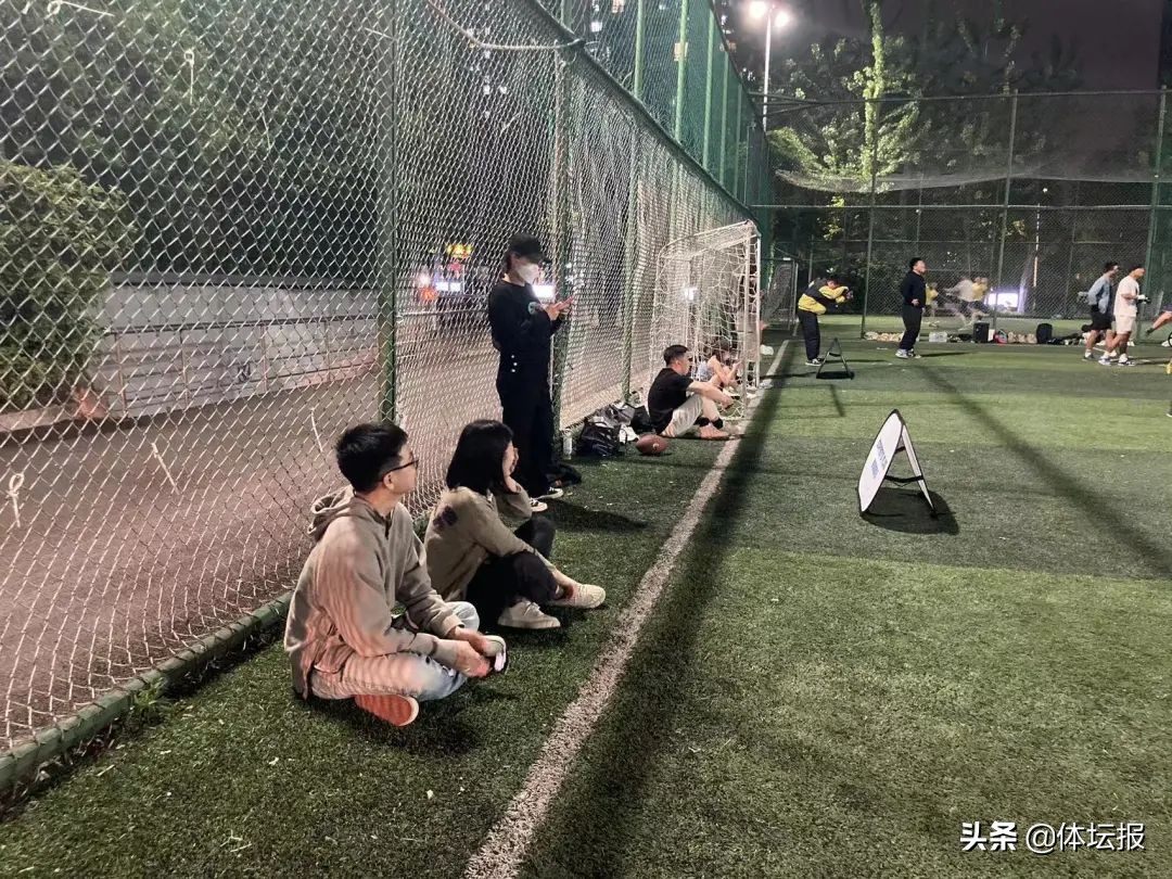 露营、飞盘、橄榄球……城市里的年轻人太会玩了