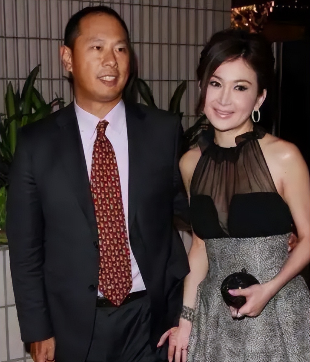 长了一张风情万种的脸下一句,看似清纯实际丰富情史女明星