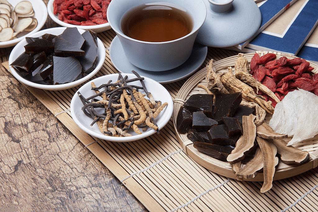 肾精亏虚舌有裂纹用什么中成药,肾精亏虚舌有裂纹心悸中医医案