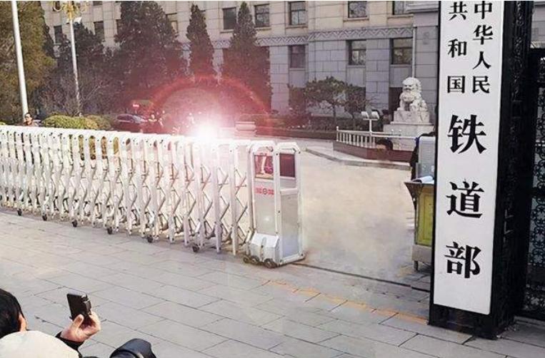 一代“谣王”秦火火：高中没毕业，却捧红郭美美，3年造谣3000条