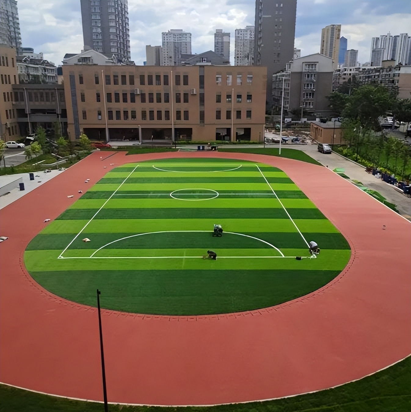 人造草坪足球场材料选择,足球场人造草坪填充标准