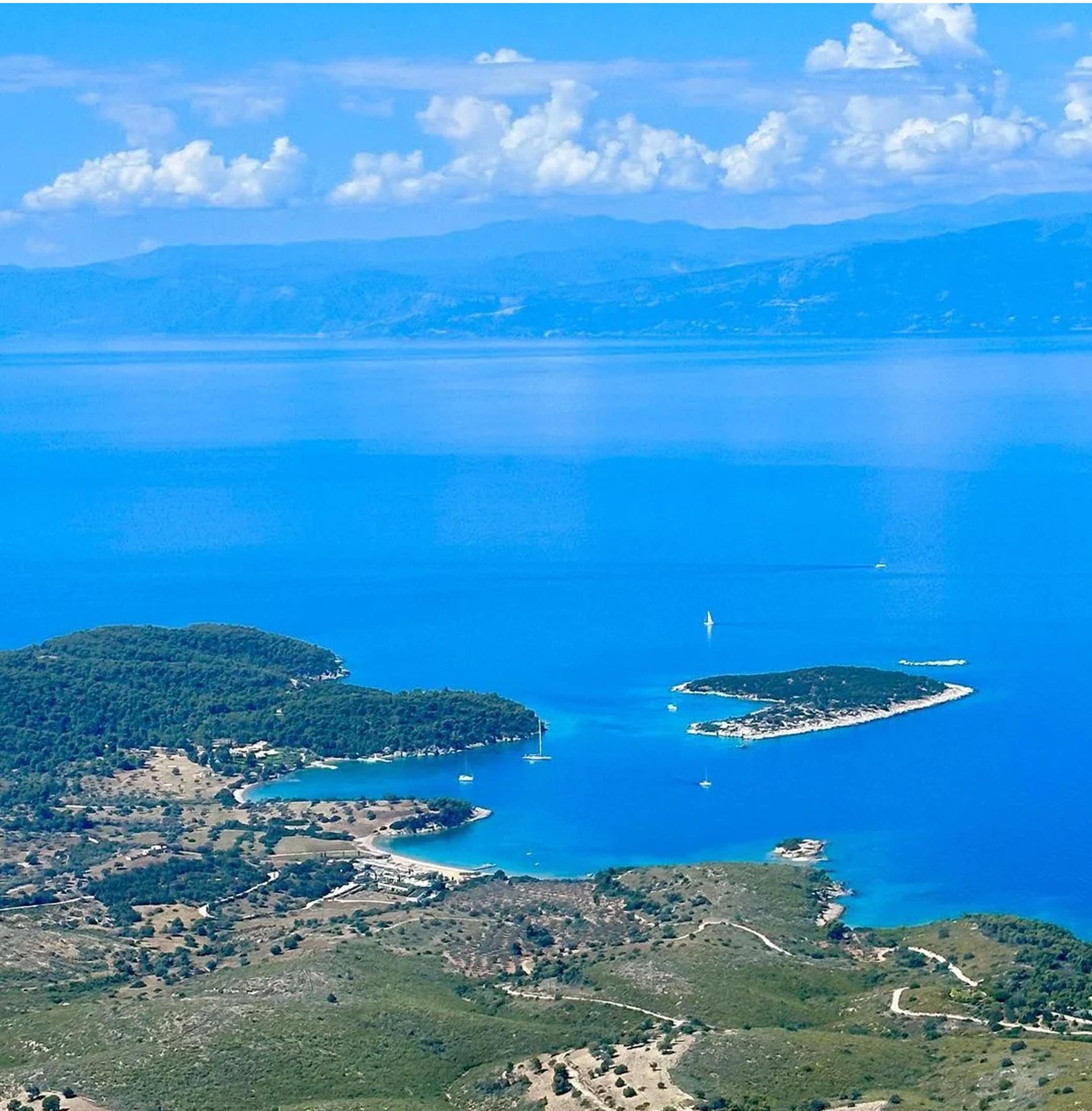 39岁伊万卡素颜出镜给美国人打气,40岁伊万卡惊艳捷克城堡