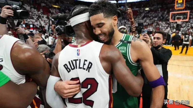 NBA晚报：詹姆斯与车王合照，獭兔给科比发短信，热巴怒撕球衣