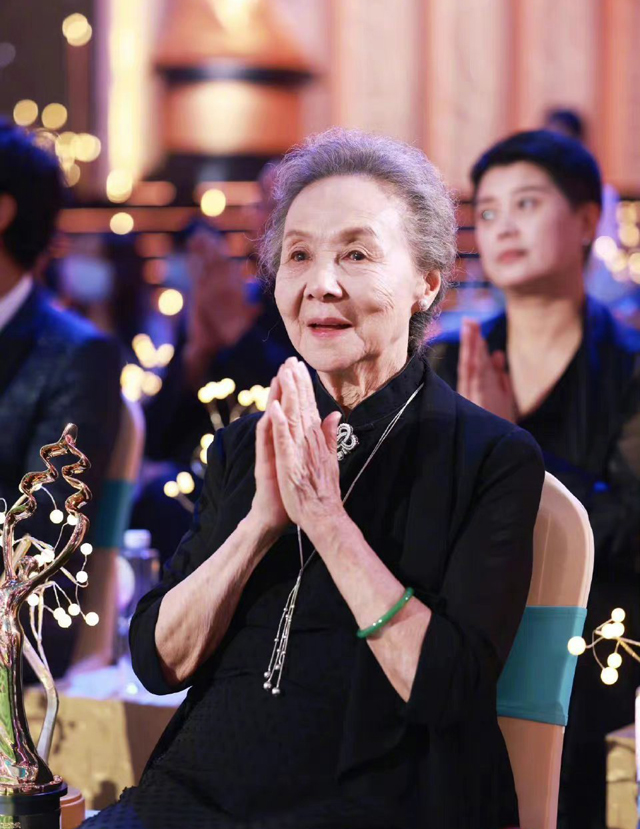 吴彦姝优雅美照,吴彦姝84岁优雅走红毯视频爆棚