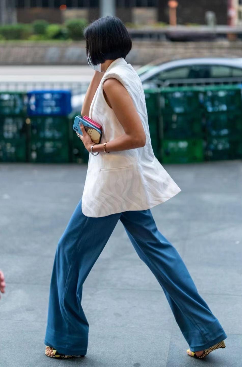 女士阔腿裤穿搭图片香港,明星夏季街拍牛仔阔腿裤穿搭