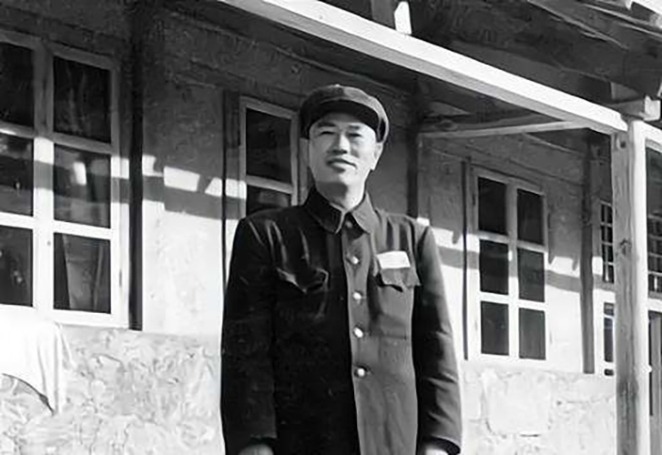 毛主席开会没烟了，看邓华口袋鼓鼓的，问：你的白金龙还有没有？