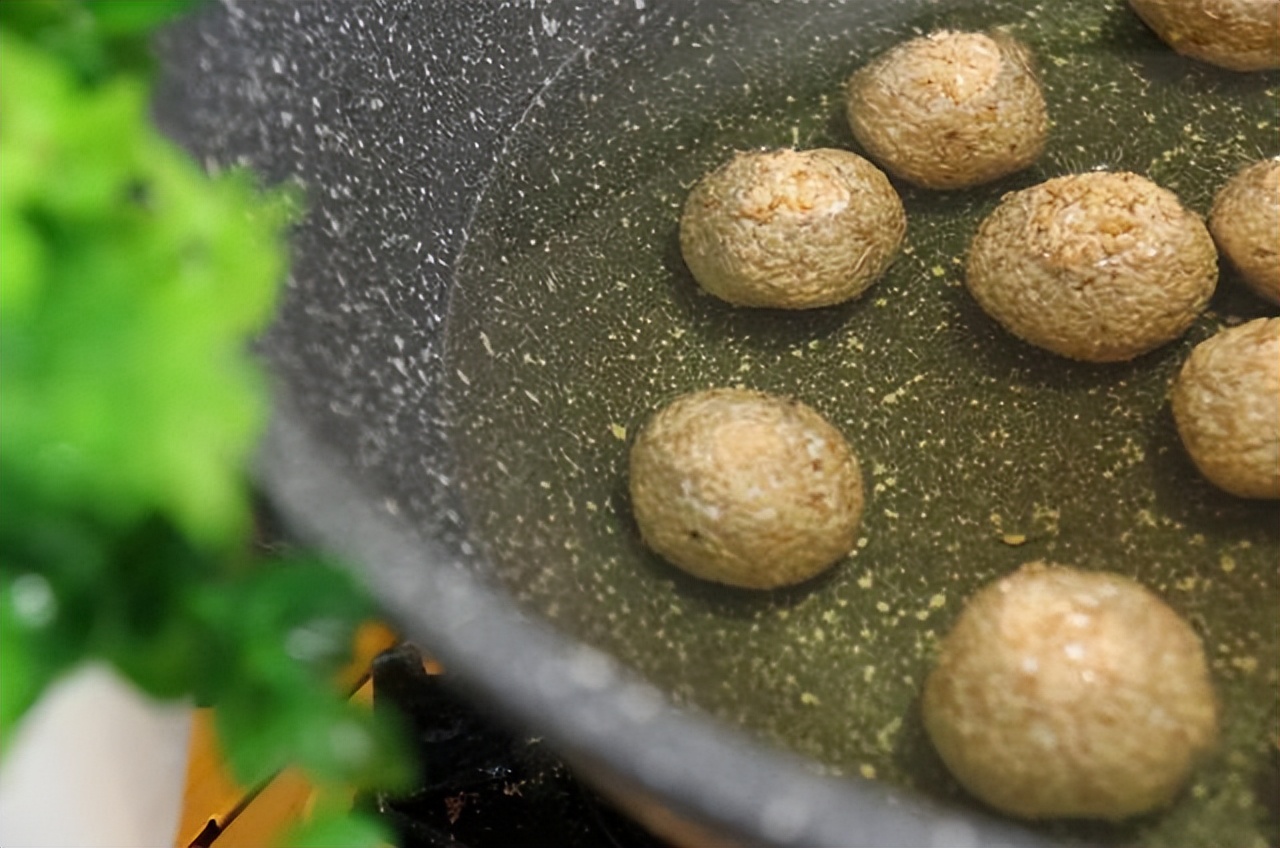 一般做菜是先热锅还是先放油,做菜是冷锅放油还是热锅放油