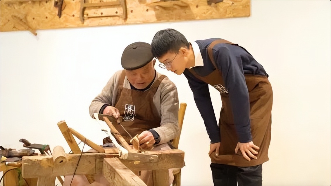 95后壮乡小伙的非遗创新之路,非遗手工梳子