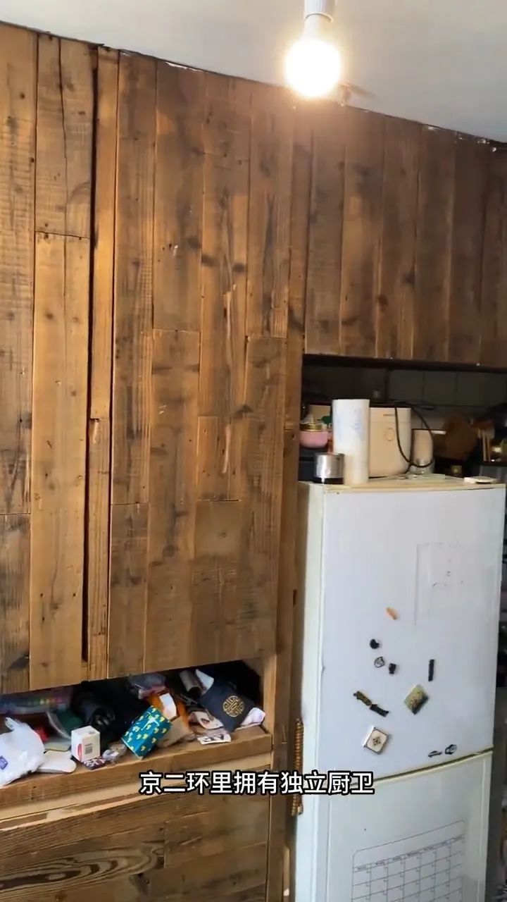 著名演员演戏10年，却蜗居二环10㎡，存款5位数：这么穷？我不信