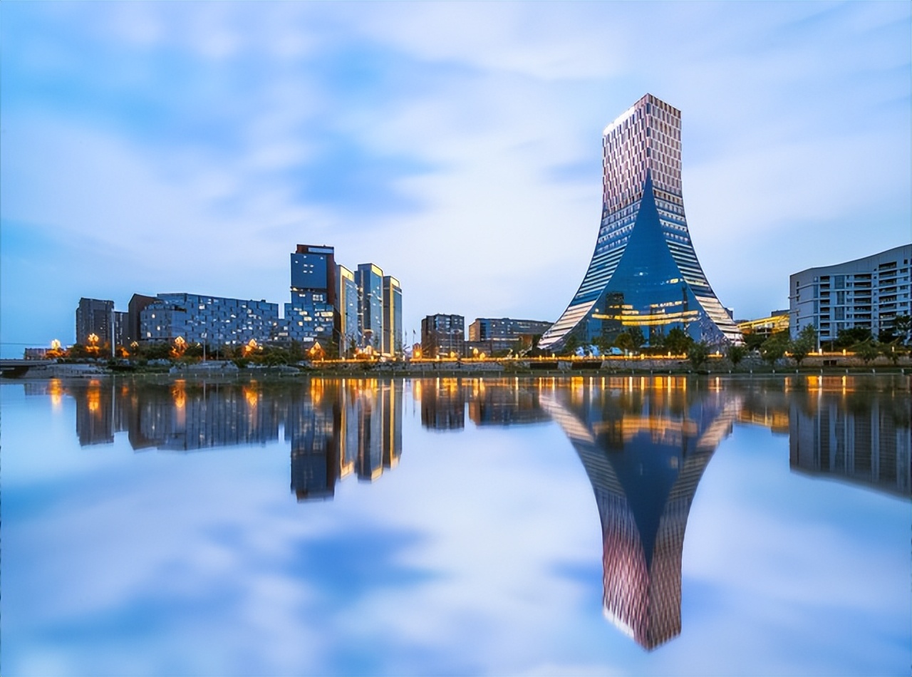 许家印又亏8000亿丝毫不慌,负债两万亿的许家印还能翻身吗