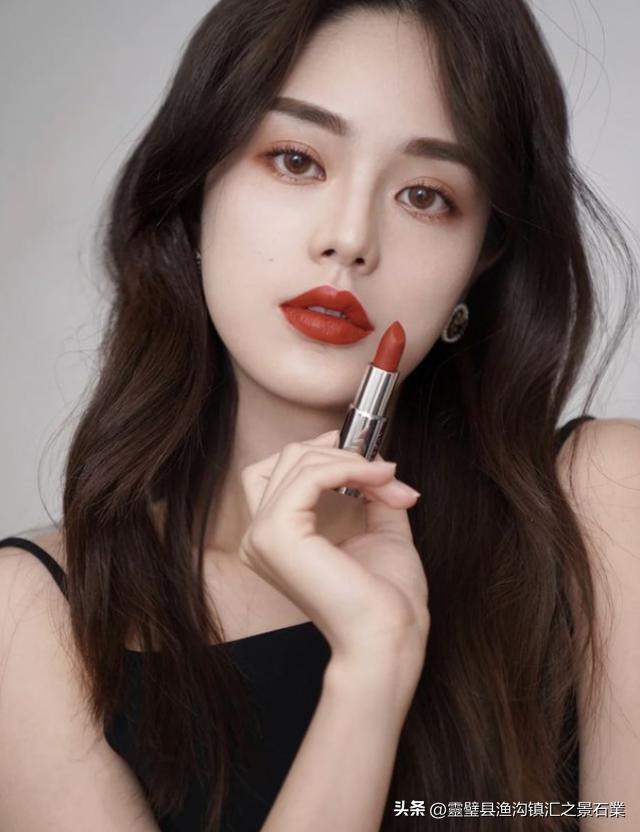 中年女性涂口红和不涂口红,中年女人不要浓妆艳抹