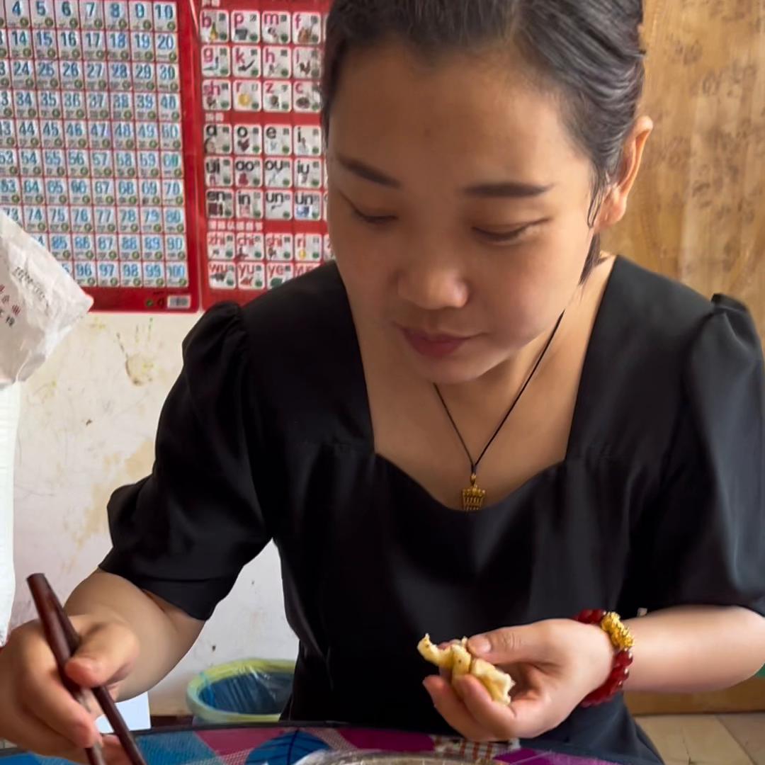 这几天奶奶不爱吃饭，我做了我奶奶喜欢吃的鱼，中午真没少...