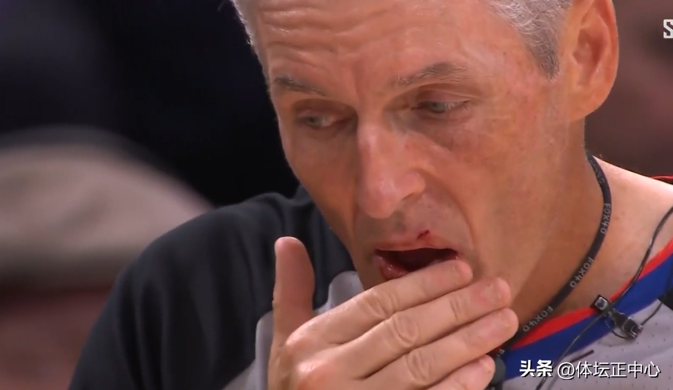 詹姆斯撞裁判原声,詹姆斯挂着莫里斯上篮说了什么